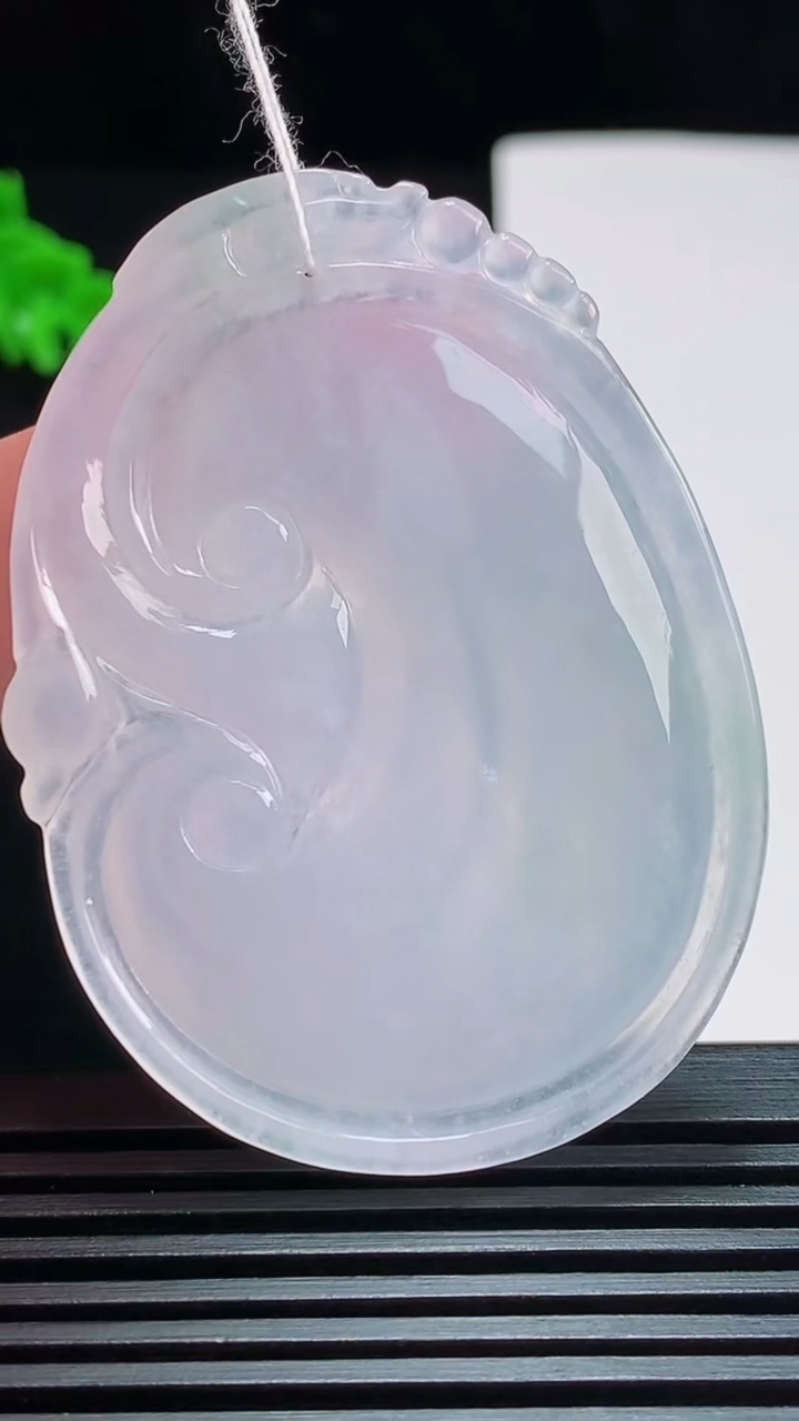 天然A货翡翠紫罗兰如意吊坠，尺寸54-38.6-6 重量:22.35g
7月29日