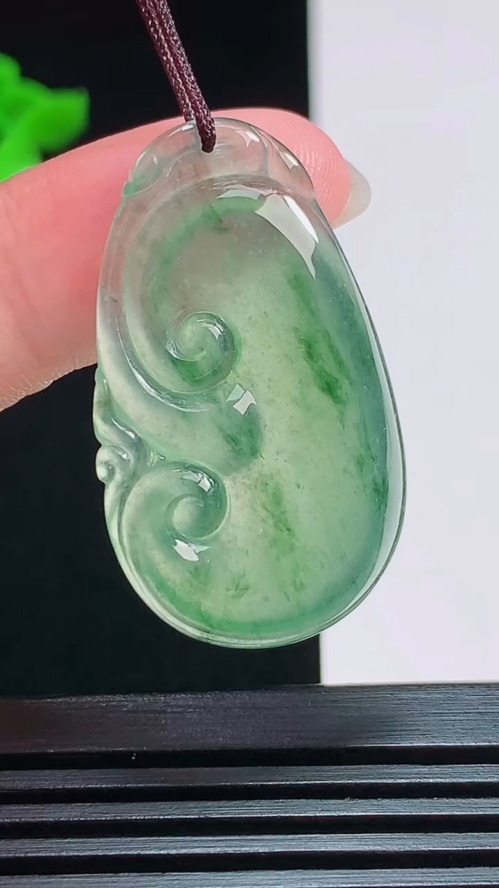 天然A货翡翠如意吊坠，尺寸35.5-21-4.2 重量:5.58g
7月29日