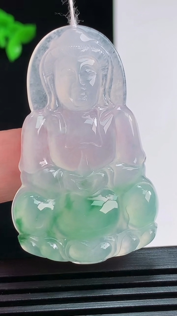 天然A货翡翠冰种飘花正装观音吊坠，尺寸48.6-30-5 重量:11.59g
7月29日