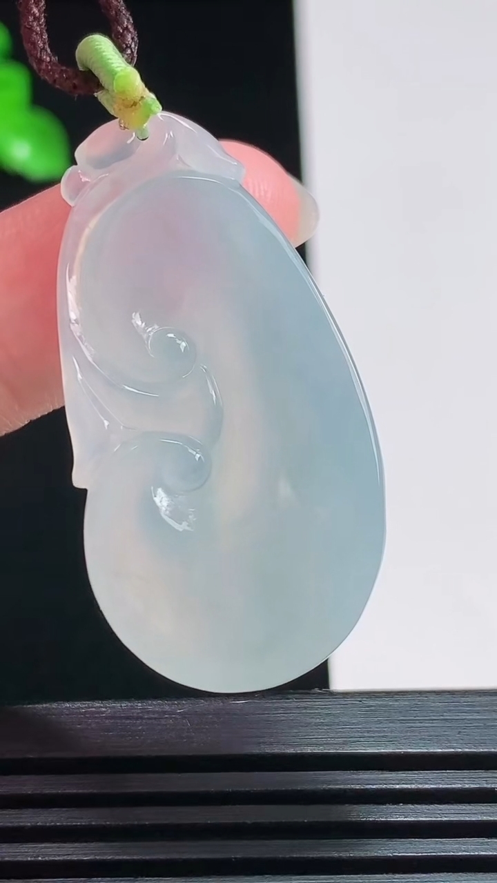 天然A货翡翠如意吊坠，尺寸40-20-7.6 重量:10.89g
7月29日
