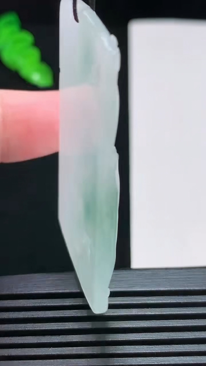 天然A货翡翠牌吊坠，尺寸55-30.6-4.8 重量:18.80g
7月29日