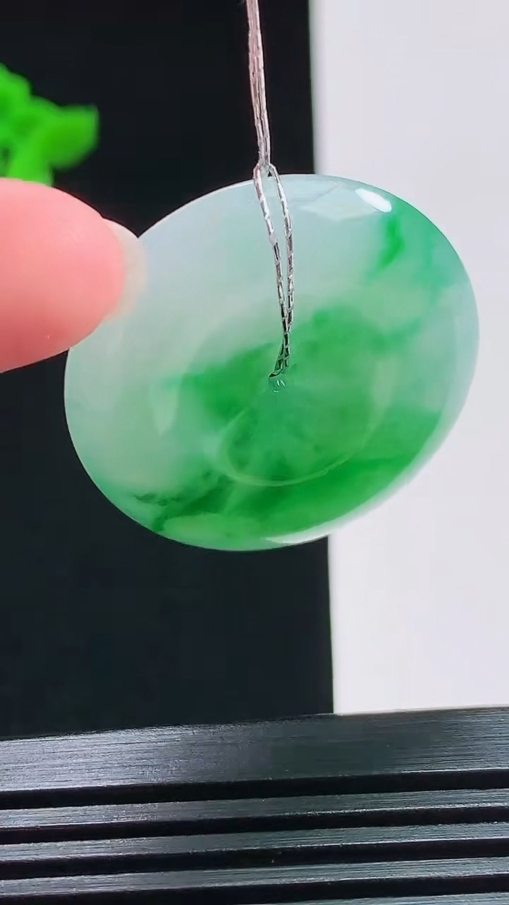天然A货翡翠平安扣吊坠，尺寸28.6-6 重量:10.21g
7月29日