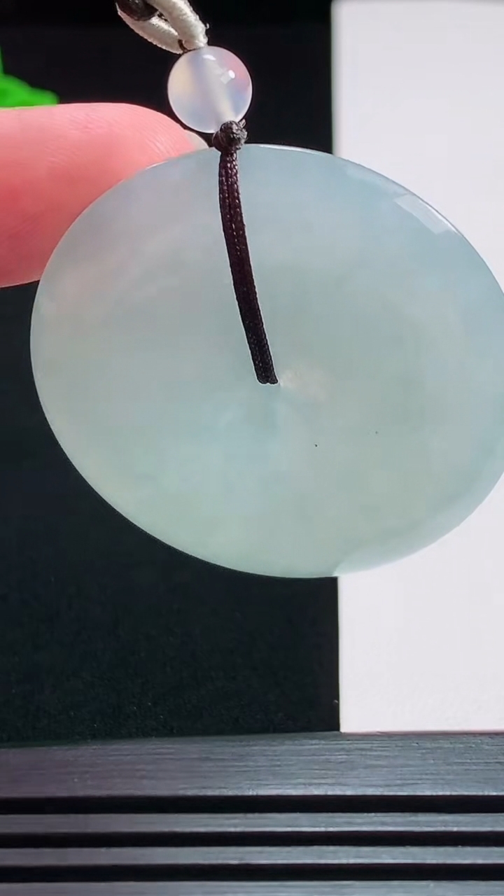 天然A货翡翠平安扣吊坠，尺寸41-6.8 重量:25.82g
7月29日
