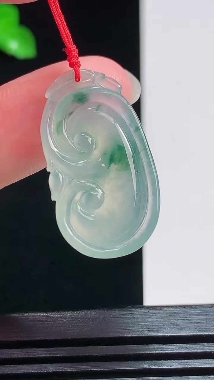 天然A货翡翠冰种飘花如意吊坠，尺寸28-15.6-3.5 重量:3.38g
7月29日