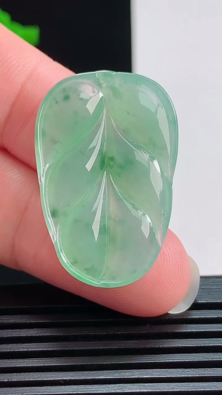 天然A货翡翠金枝玉叶 叶子吊坠，尺寸32.6-21.6-4 重量:5.74g
7月29日