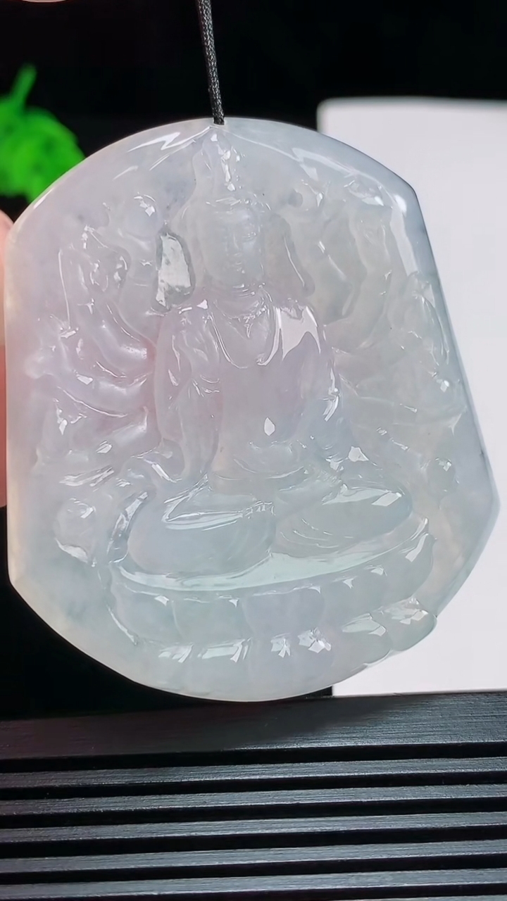 天然A货翡翠千手观音菩萨吊坠，尺寸55-47.6-5 重量:29.40g
7月29日