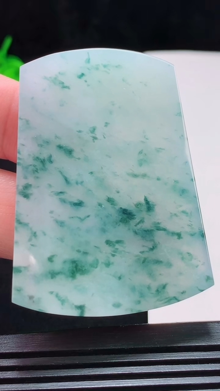 天然A货翡翠冰种飘花无事牌吊坠，尺寸53.5-39.8-5.8 重量:36.80g
7月29日