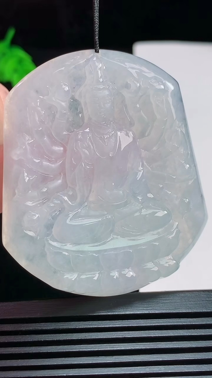 天然A货翡翠千手观音菩萨吊坠，尺寸55-47.6-5 重量:29.40g
7月29日