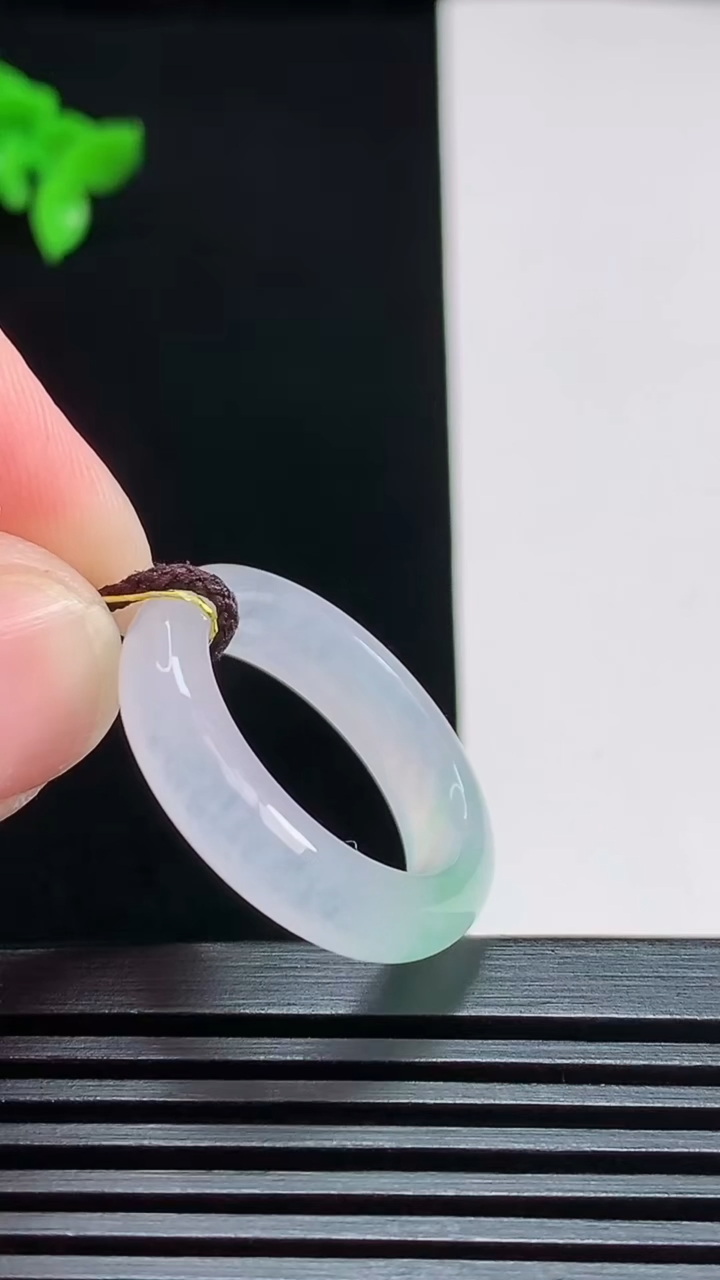 天然A货翡翠玉指环 戒指，尺寸18-5.2-4 重量:4.42g2026年7月29日
工厂直销收藏佳品,种好水足，色泽均匀，有种有色，上手高大气！