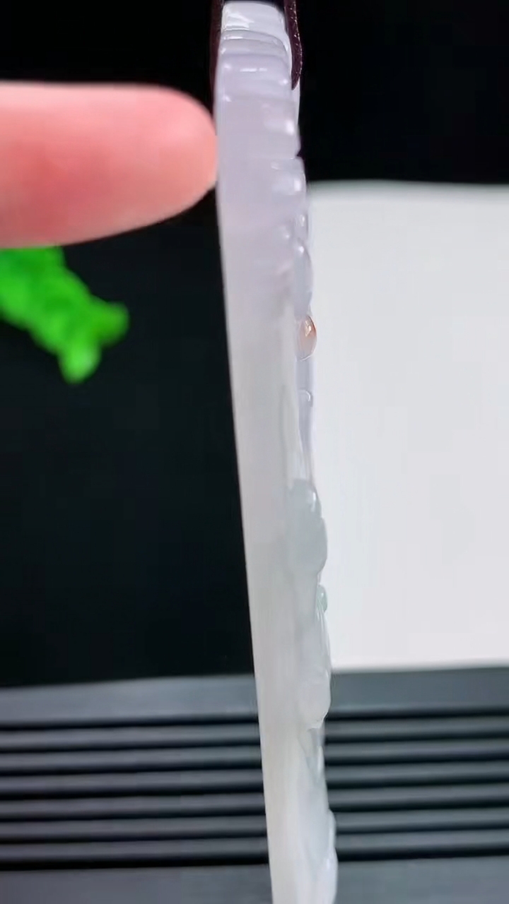天然A货翡翠紫罗兰虚空藏菩萨吊坠，尺寸74-48-5.8 重量:46.59g
7月29日
