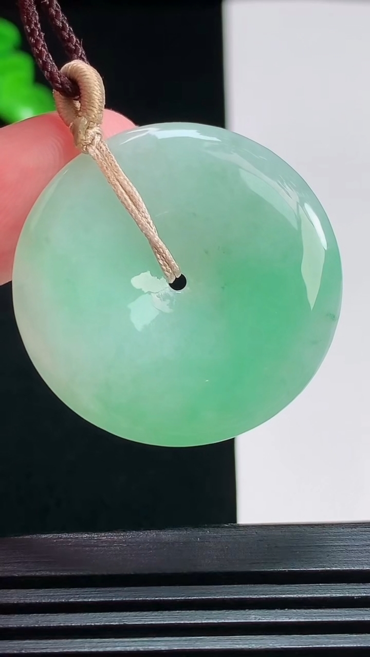 天然A货翡翠平安扣吊坠，尺寸31.5-5 重量:11.11g
7月29日
