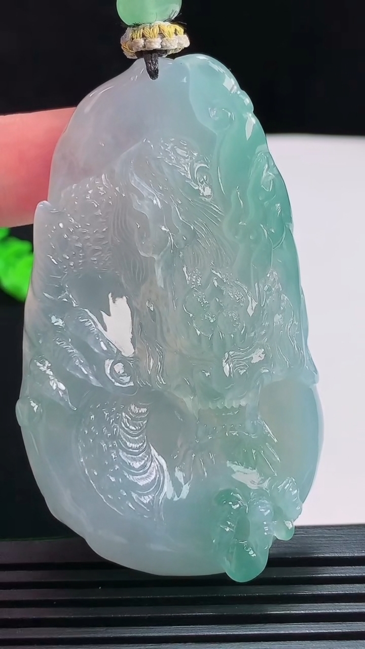 天然A货翡翠种紫罗兰 飘花龙牌吊坠，尺寸66.2-39-12.3 重量:61.69g
7月29日