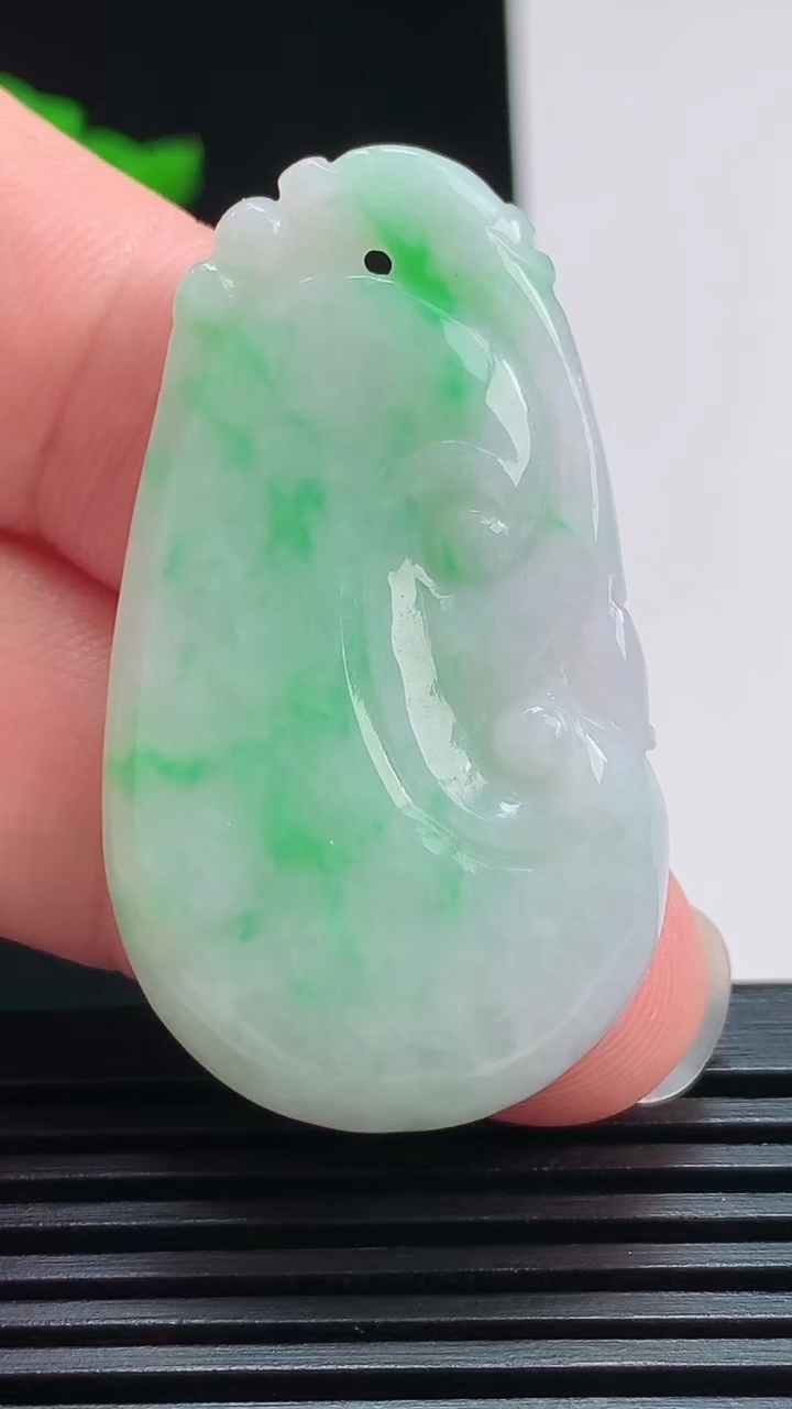 天然A货翡翠如意吊坠，尺寸43.5-25-5.8 重量:11.91g
7月29日