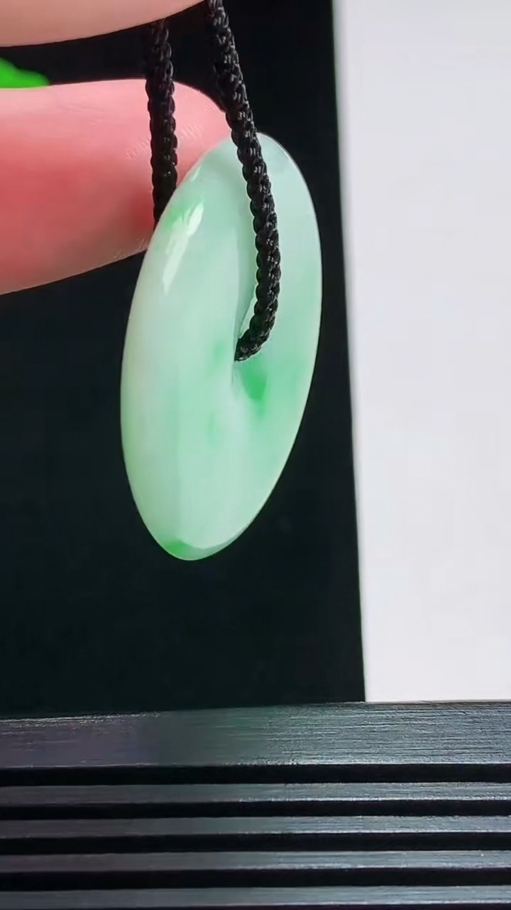 天然A货翡翠平安扣吊坠，尺寸32.6-5.5 重量:12.59g
7月29日