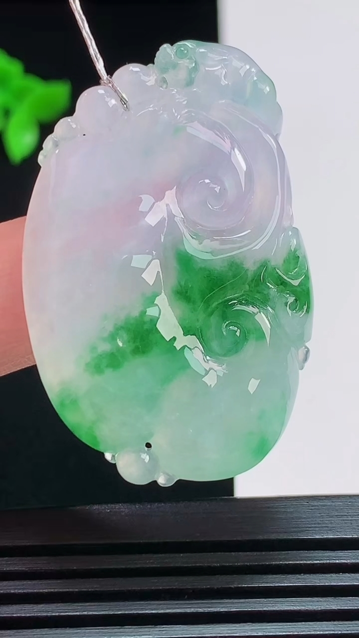 天然A货翡翠如意吊坠，尺寸42.8-28-5.5 重量:13.56g
7月29日