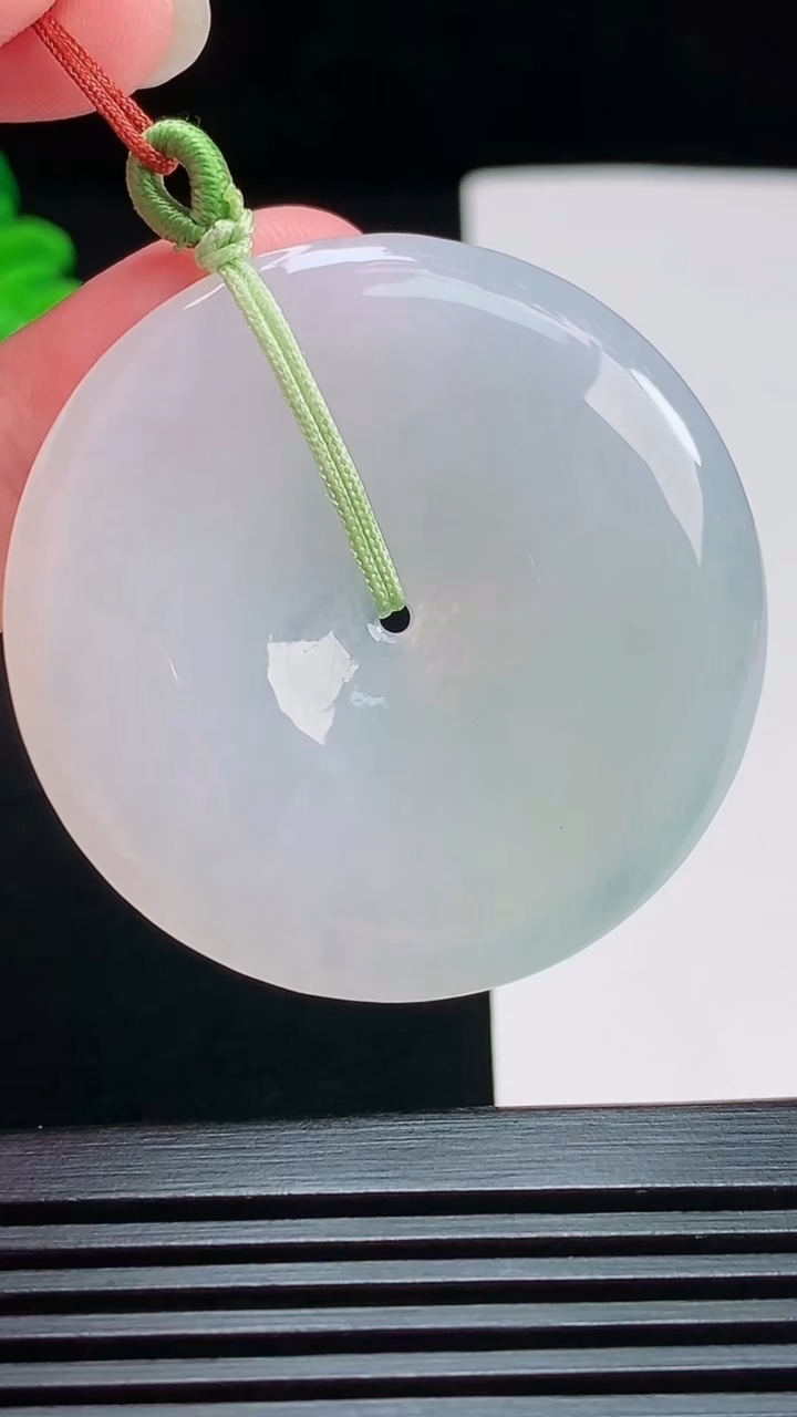 天然A货翡翠平安扣吊坠，尺寸43-5.8 重量:23.41g
7月29日