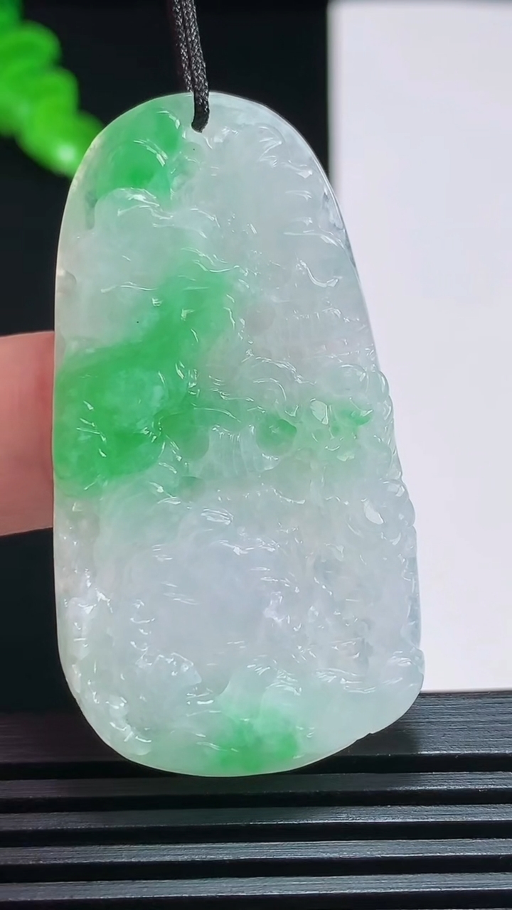 天然A货翡翠山水牌吊坠，尺寸49.5-26-5.2 重量:15.71g
7月29日