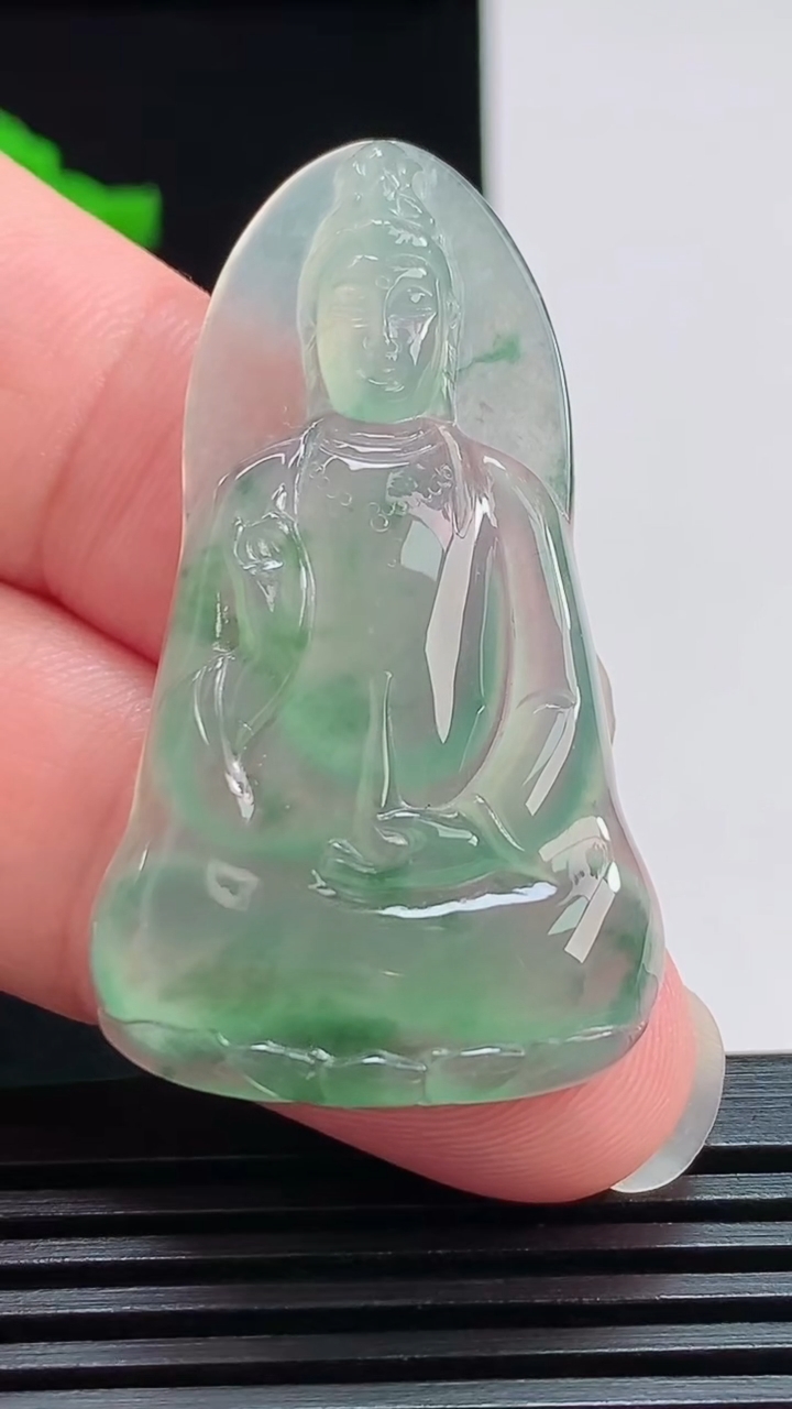 天然A货翡翠冰种飘花素衣观音吊坠，尺寸45-25-4.6 重量:8.36g
7月29日