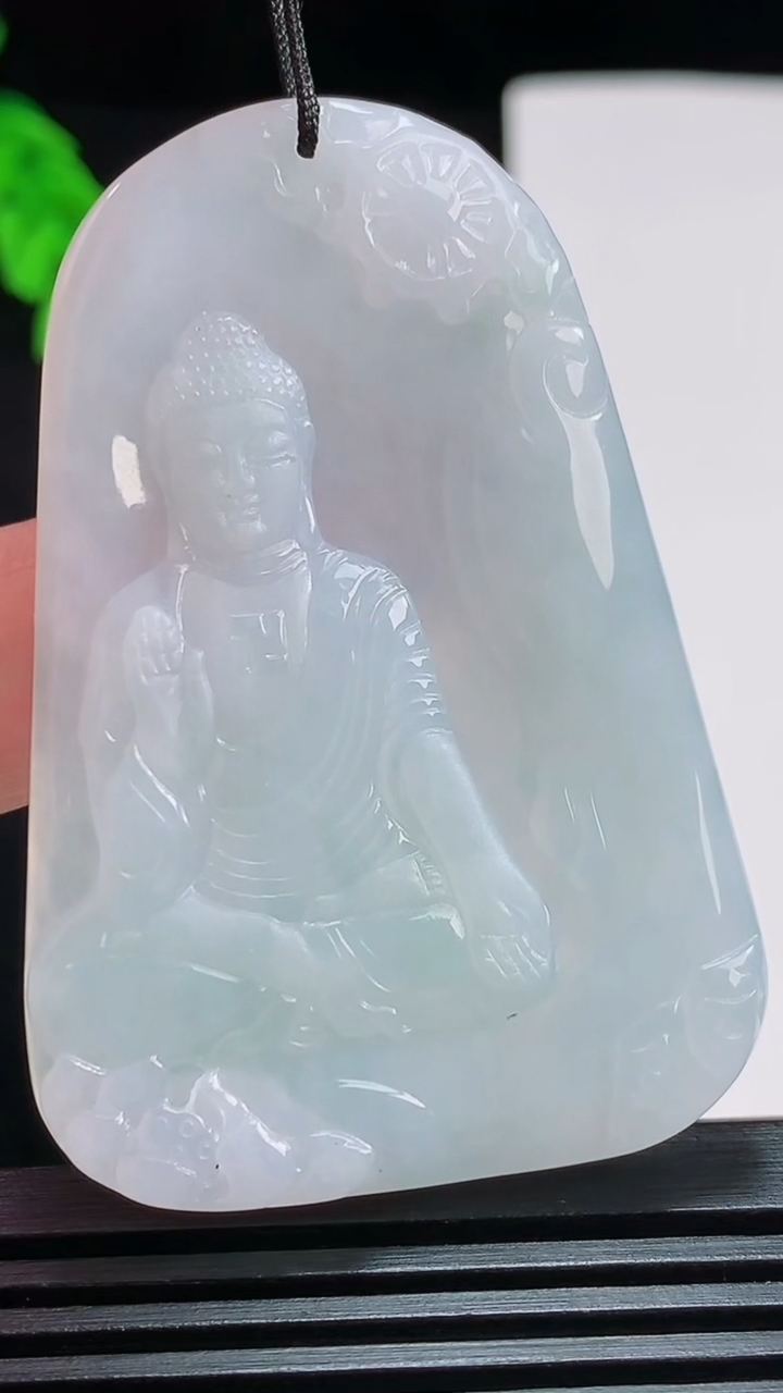 天然A货翡翠飘花阿弥陀佛吊坠，尺寸56-38-4.5 重量:21.80g
7月29日