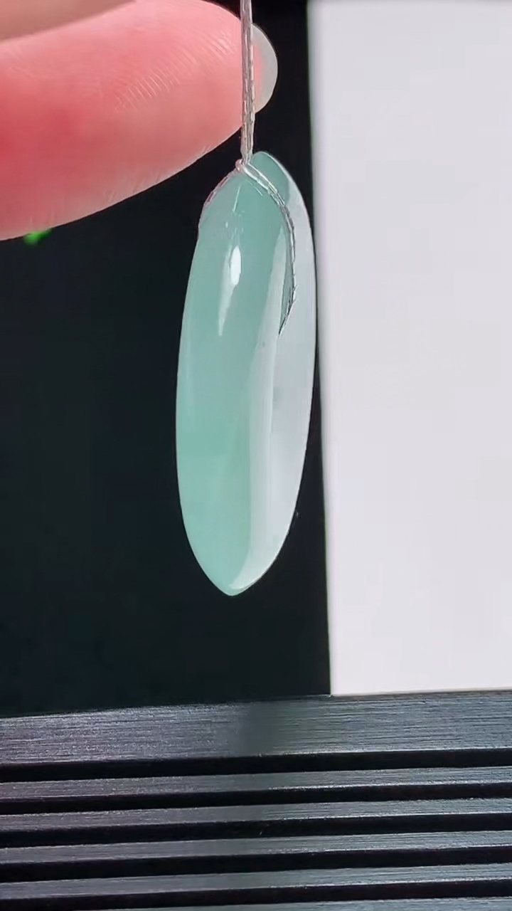 天然A货翡翠平安扣吊坠，尺寸32-5.8 重量:12.70g
7月29日