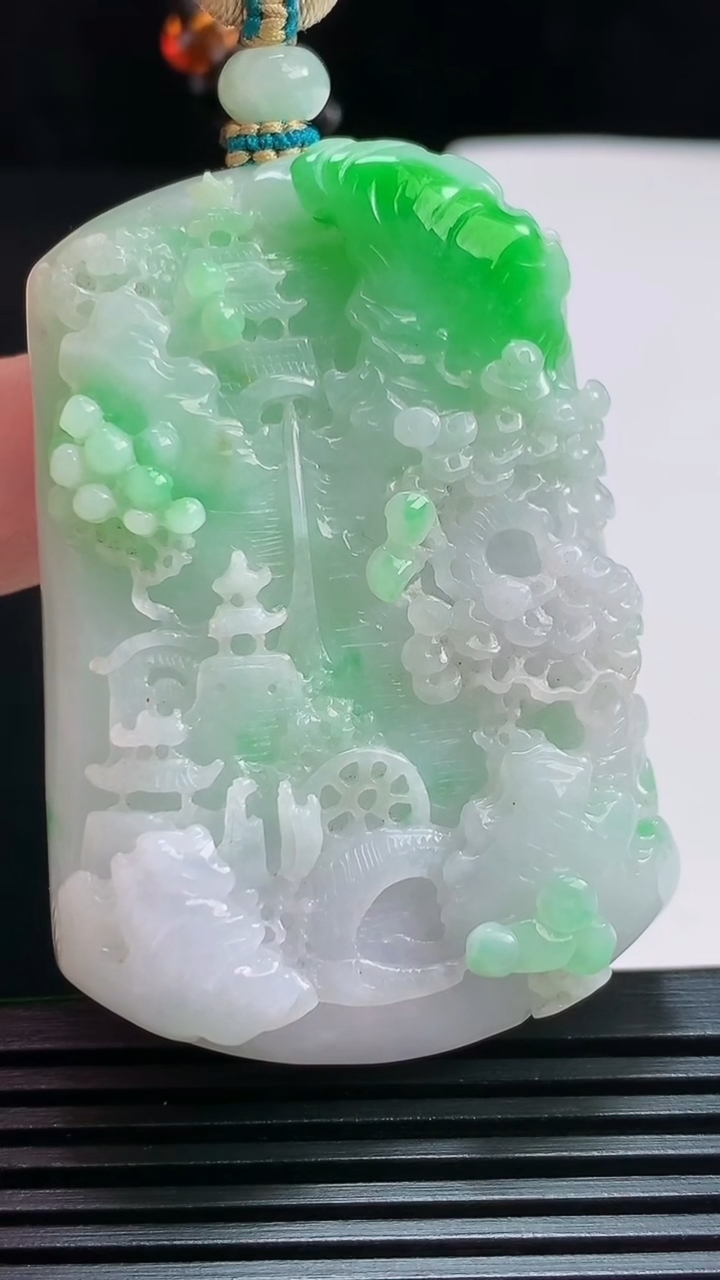 天然A货翡翠山水牌吊坠，尺寸56-39.2-13 重量:58.78g
7月29日