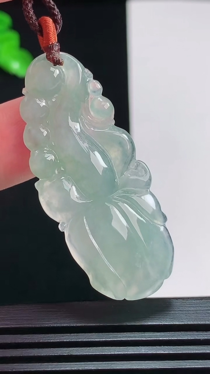 天然A货翡翠莲蓬吊坠，尺寸45-18-7重量:8.17g
7月29日