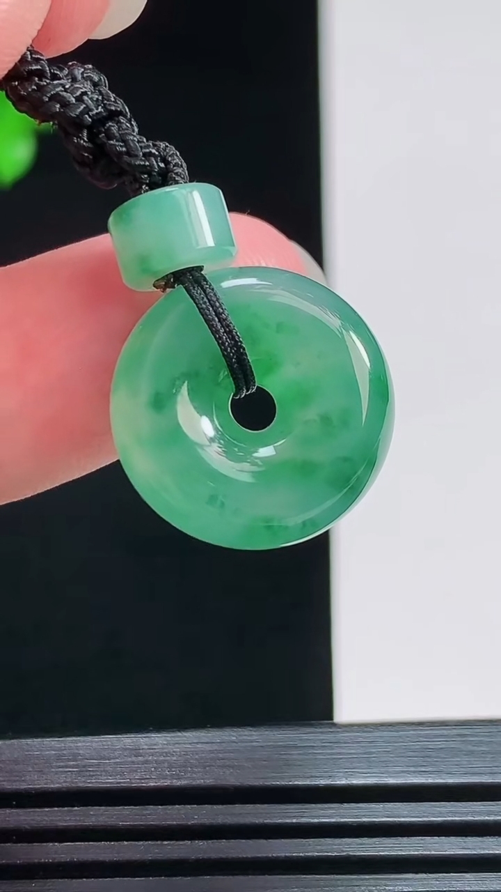天然A货翡翠冰种飘花平安环吊坠，尺寸16.5-6.5 重量:5.00g
7月29日
