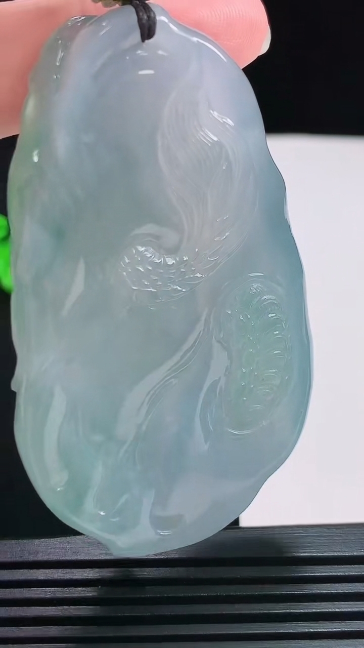 天然A货翡翠种紫罗兰 飘花龙牌吊坠，尺寸66.2-39-12.3 重量:61.69g
7月29日