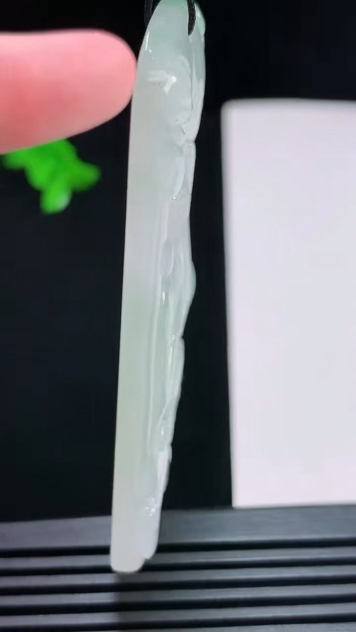 天然A货翡翠大日如来佛吊坠，尺寸67-44.5-5.2 重量:35.96g
7月29日