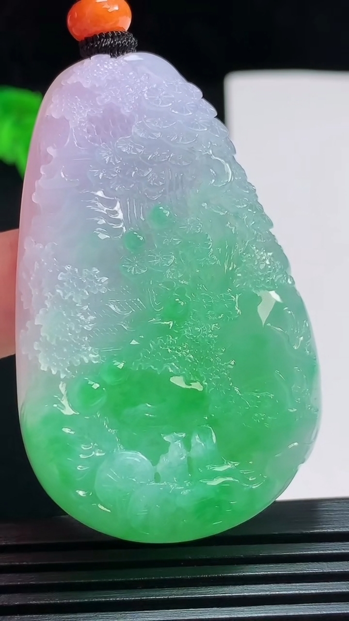 天然A货翡翠山水牌吊坠，尺寸58-37-9 重量:44.58g
7月29日