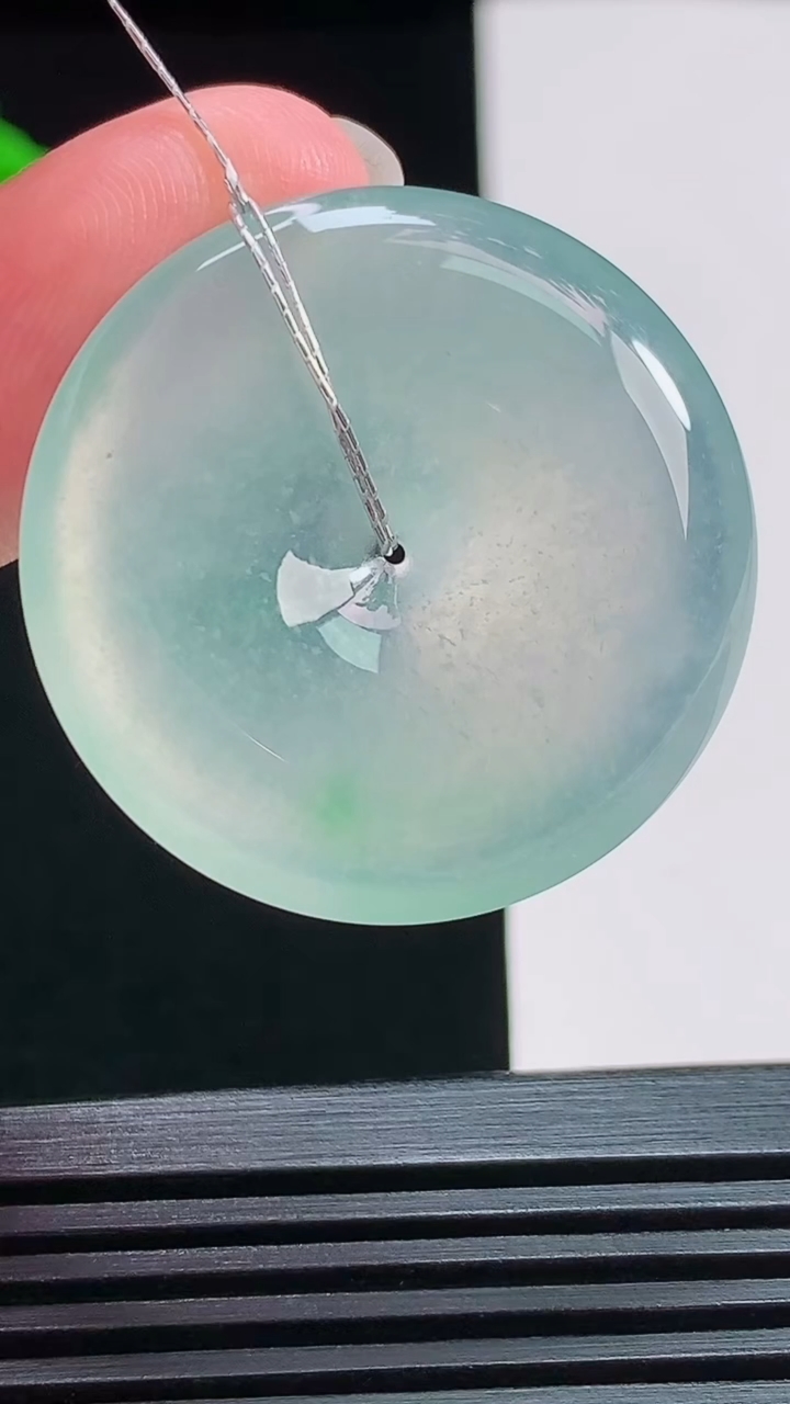 天然A货翡翠平安扣吊坠，尺寸32-5.8 重量:12.70g
7月29日