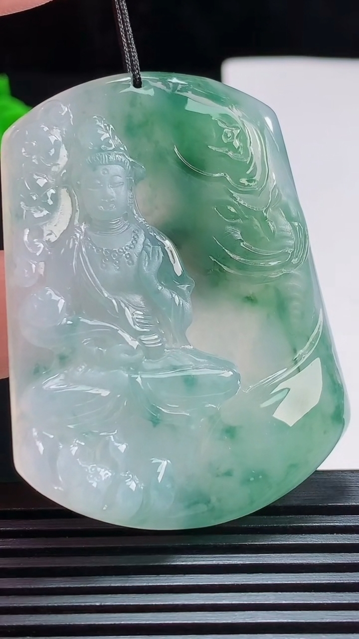 天然A货翡翠冰种飘花普贤菩萨吊坠，尺寸55-41-5 重量:27.17g
7月29日
