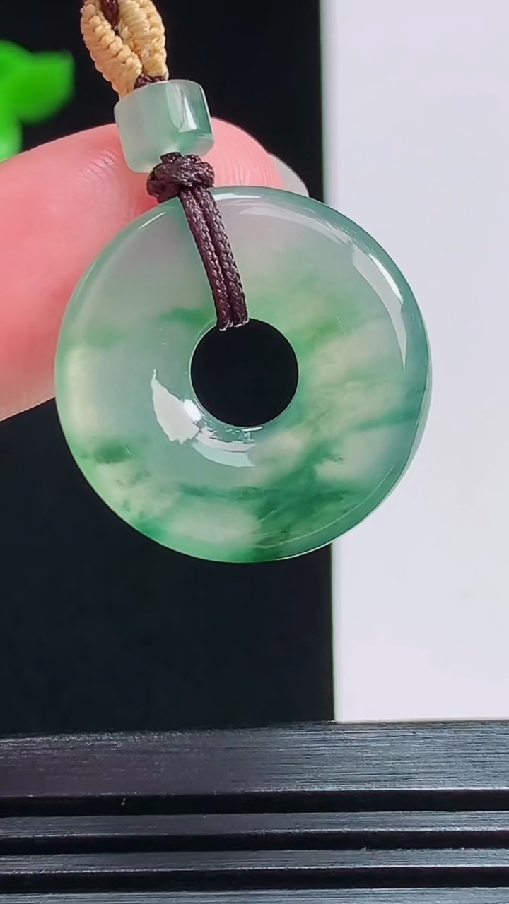 天然A货翡翠冰种飘花平安环吊坠，尺寸21-3.2 重量:3.56g
7月29日