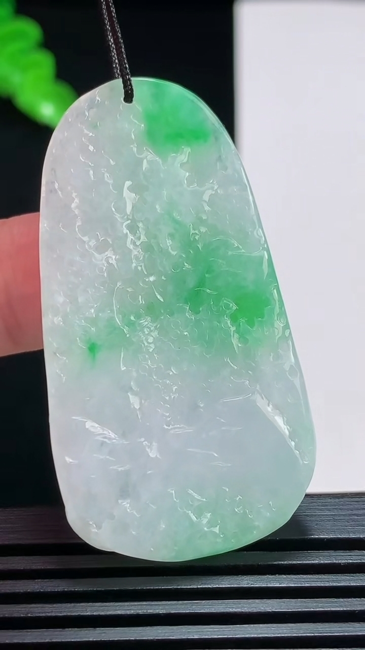天然A货翡翠山水牌吊坠，尺寸49.5-26-5.2 重量:15.71g
7月29日