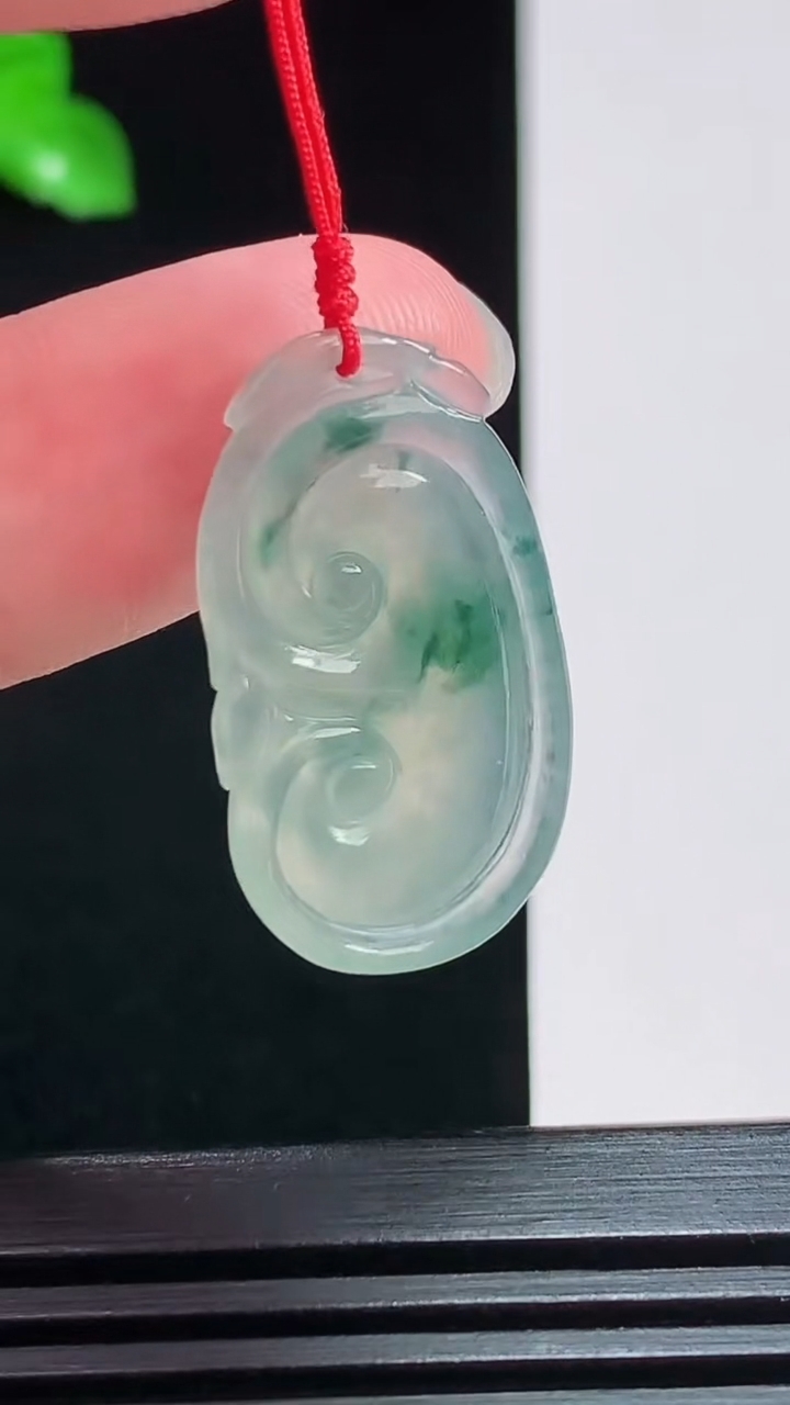 天然A货翡翠冰种飘花如意吊坠，尺寸28-15.6-3.5 重量:3.38g
7月29日