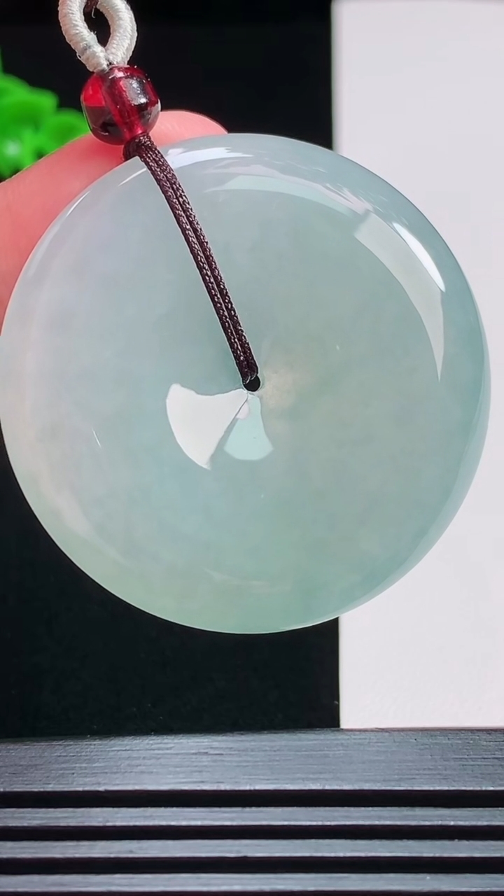 天然A货翡翠平安扣吊坠，尺寸41-6.8 重量:26.12g
7月29日