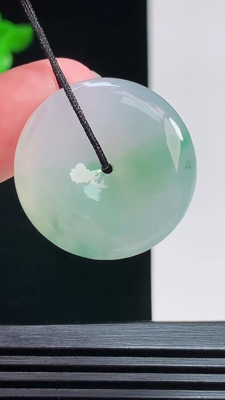 天然A货翡翠平安扣吊坠，尺寸25-5.5 重量:7.44g
7月29日