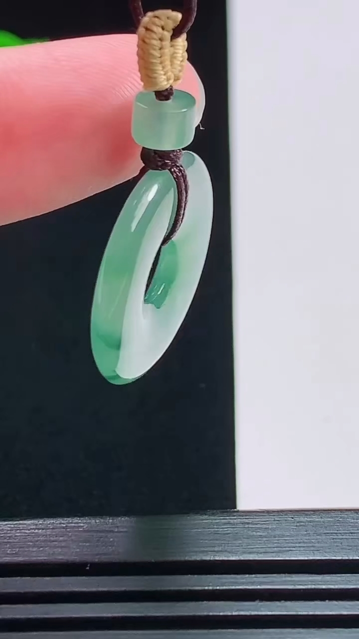 天然A货翡翠冰种飘花平安环吊坠，尺寸21-3.2 重量:3.56g
7月29日