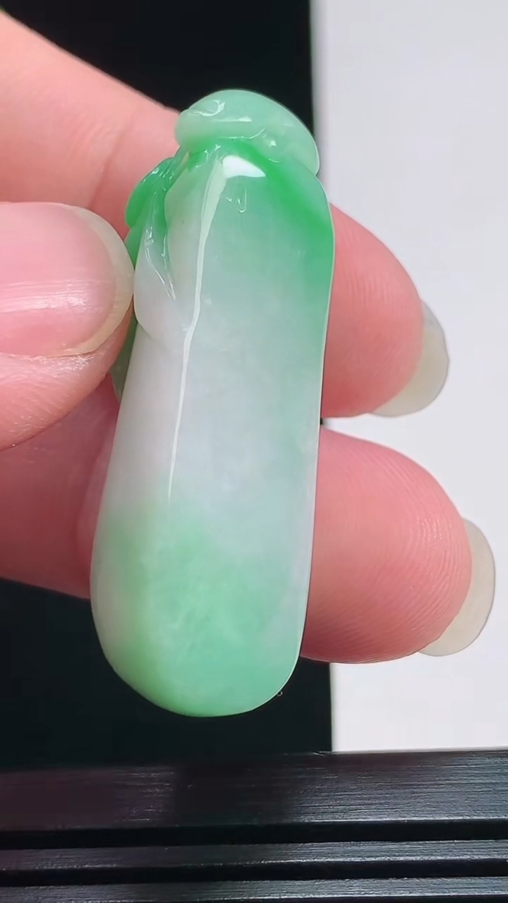天然A货翡翠福瓜吊坠，尺寸40.6-13-13.8 重量:15.00g
7月29日