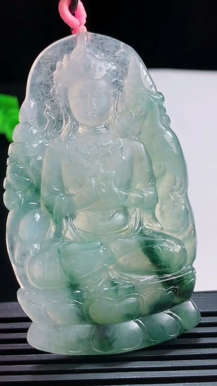 天然A货翡翠飘花度母菩萨吊坠，尺寸72-41-5.2 重量:32.33g
7月29日