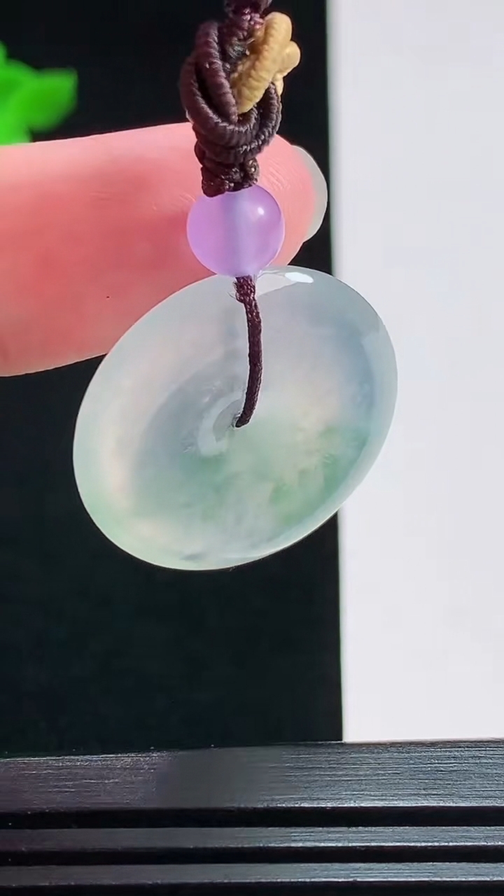 天然A货翡翠平安扣吊坠，尺寸23.6-4.6 重量:6.05g
7月29日