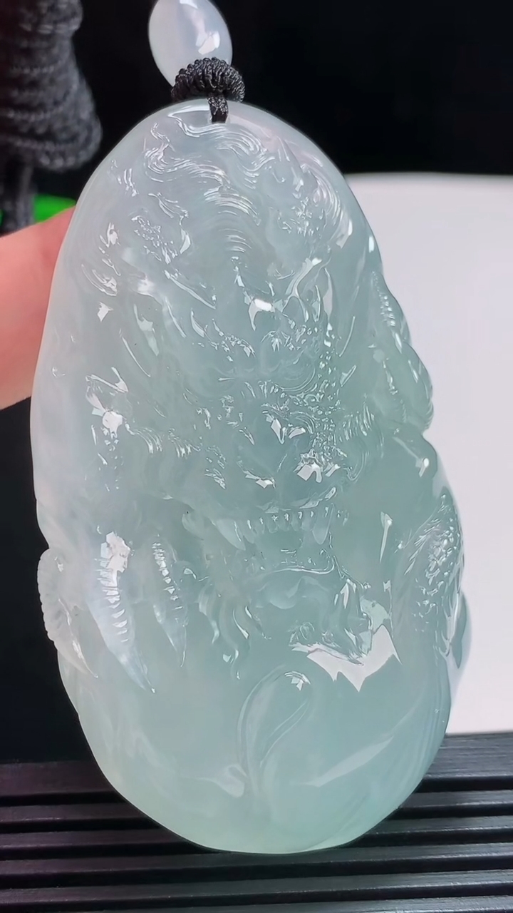 天然A货翡翠龙牌吊坠，尺寸66.5-38-12.8 重量:65.00g
7月29日