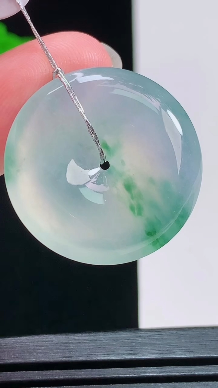 天然A货翡翠平安扣吊坠，尺寸26.5-5.5 重量:7.90g
7月29日