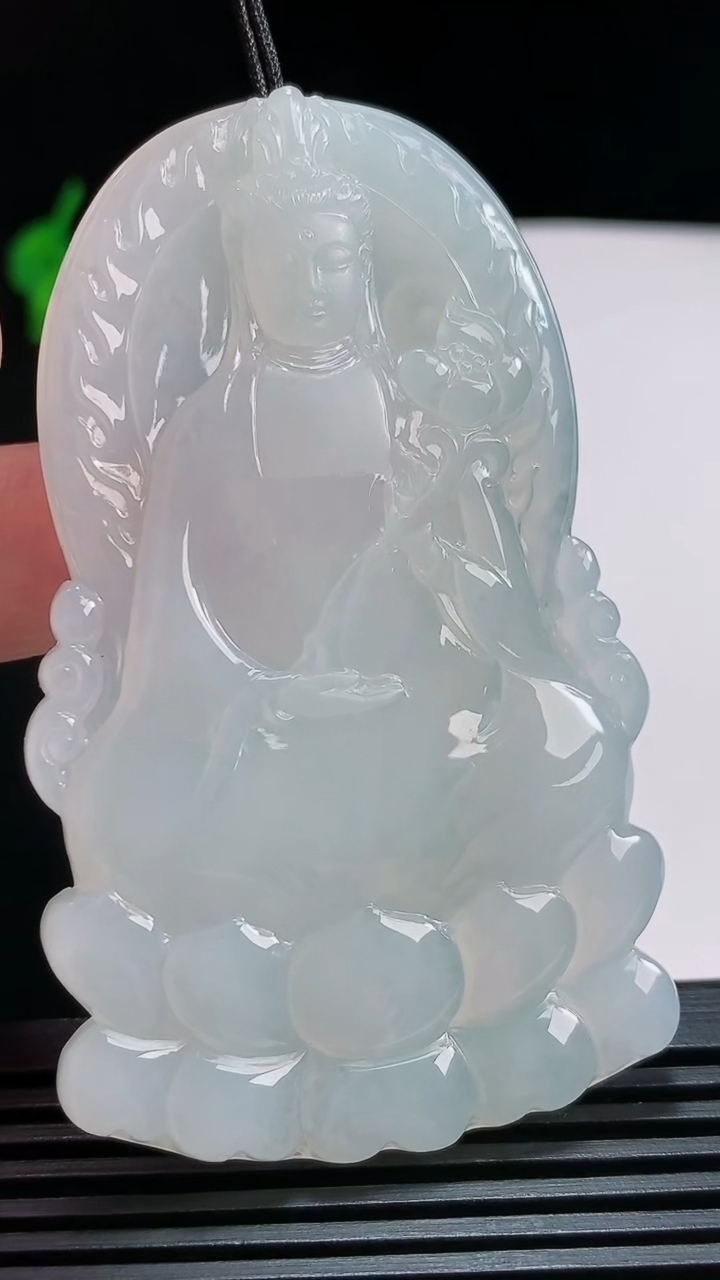天然A货翡翠大势至菩萨吊坠，尺寸70.6-42-5.5 重量:36.76g
7月29日