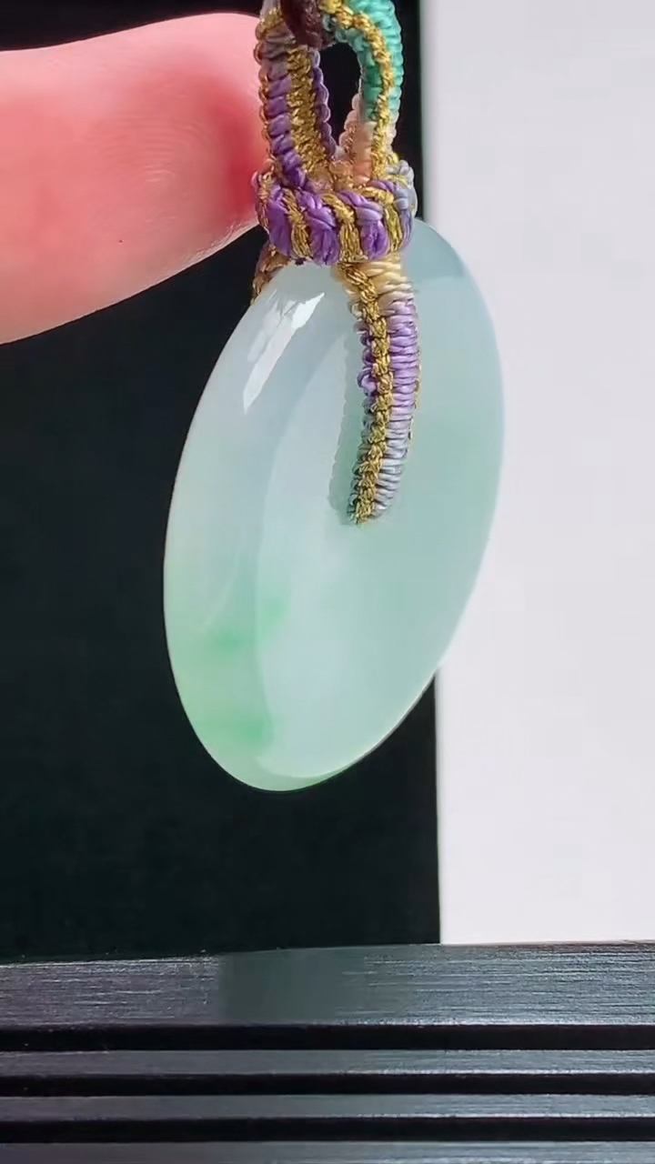 天然A货翡翠平安扣吊坠，尺寸34.5-5.5 重量:15.25g
7月29日