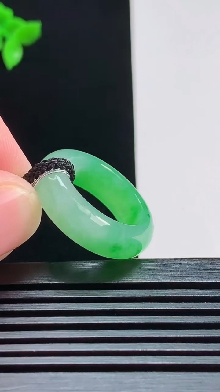 天然A货翡翠玉指环 戒指，尺寸16.2-6.5-3.5 重量:4.87g2026年7月29日
工厂直销收藏佳品,种好水足，色泽均匀，有种有色，上手高大气！