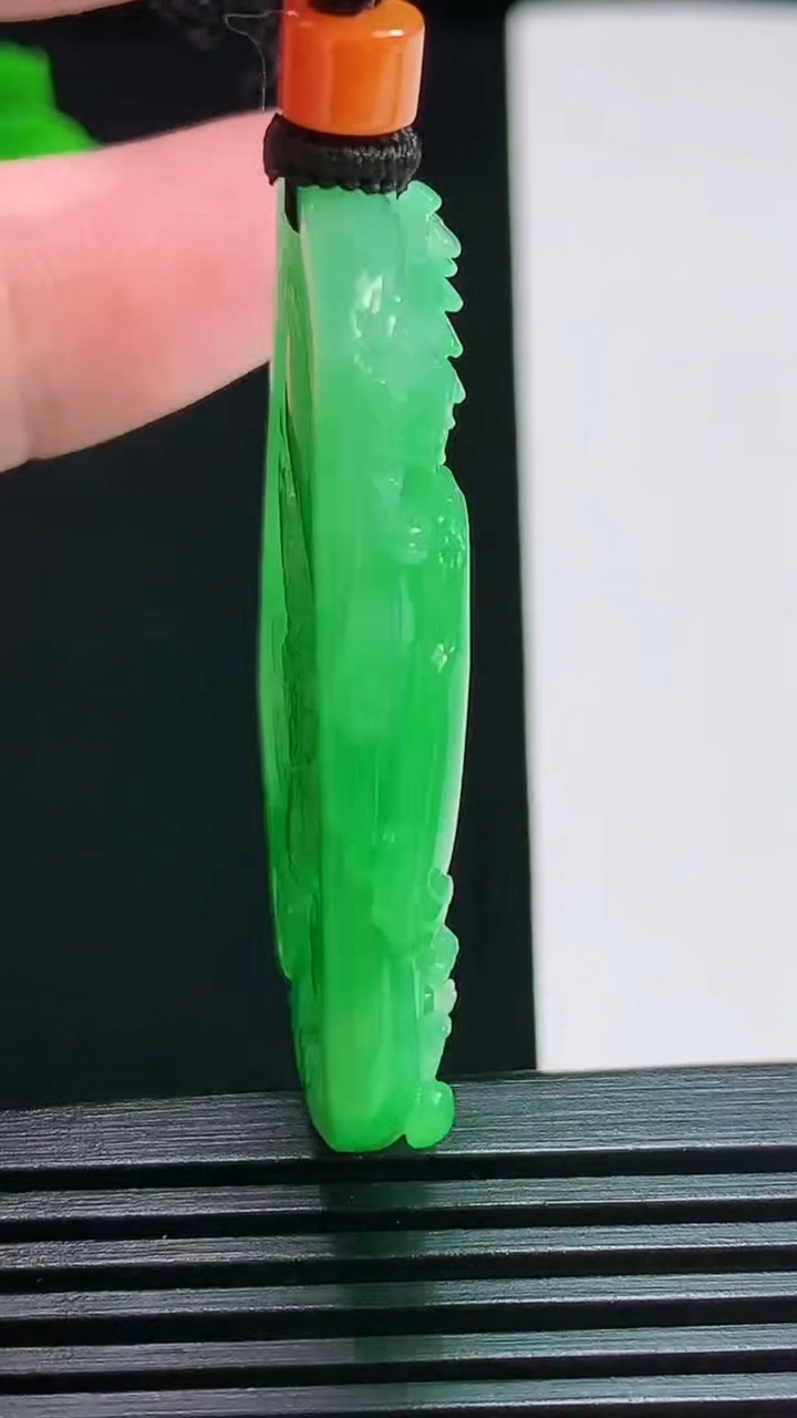 天然A货翡翠山水牌吊坠，尺寸46-38-7 重量:24.87g
7月29日