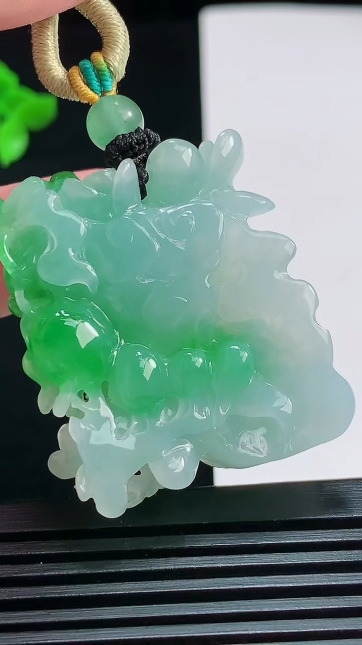 天然A货翡翠花开富贵吊坠，尺寸38.5-34-18 重量:27.78g
7月29日