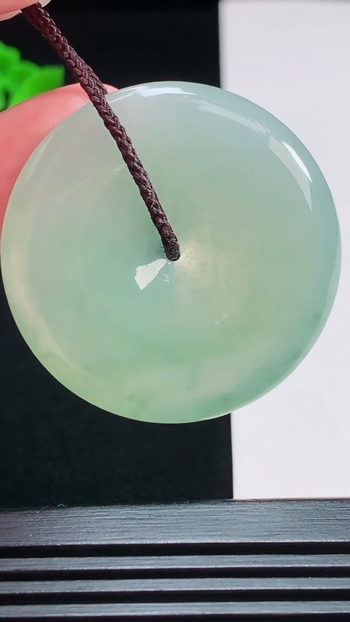 天然A货翡翠平安扣吊坠，尺寸38-5.6 重量:18.88g
7月29日