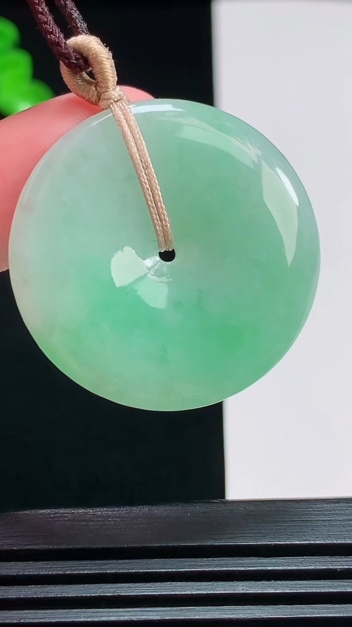 天然A货翡翠平安扣吊坠，尺寸31.5-5 重量:11.11g
7月29日
